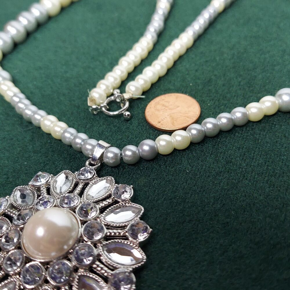 white and silver beads with flower pendant necklace 26"  flower 2" - Picture 5 of 6